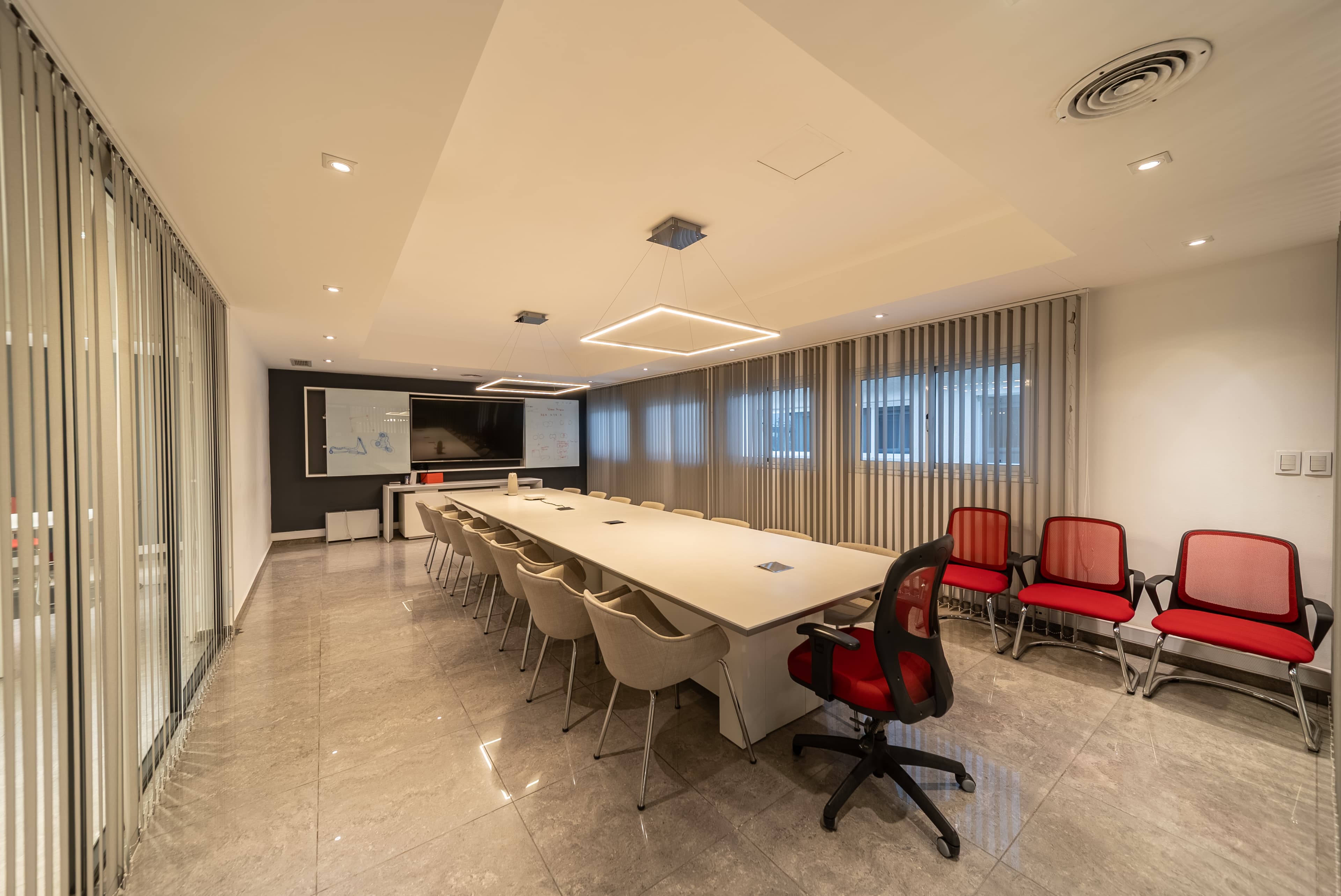 Hall de acceso con salas privadas y sala de reunión