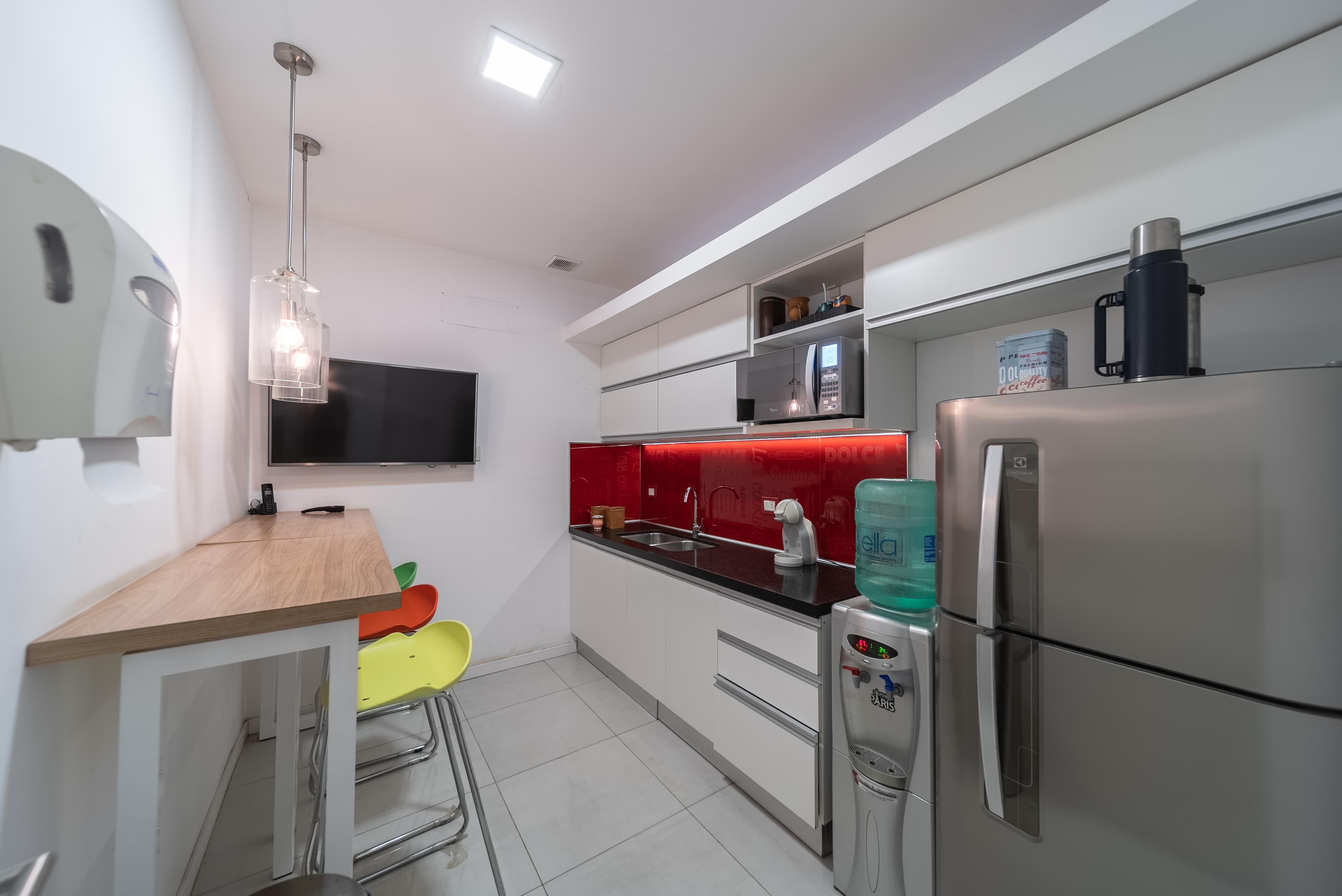 Cocina equipada y espacio de descanso